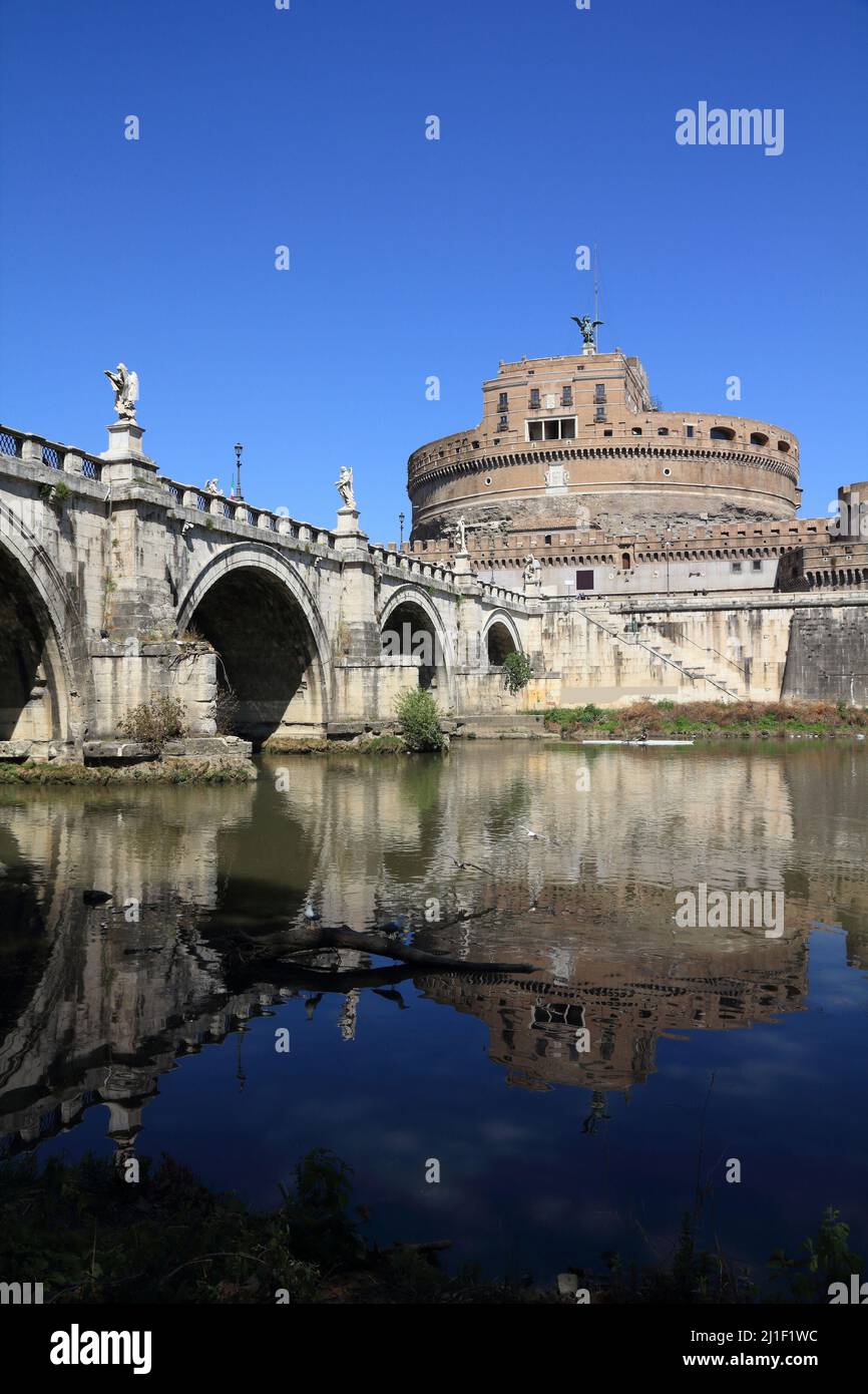 Pont de Saint Angel et château de Saint Angel à Rome, Italie. Point de repère de Rome. Le Tibre. Banque D'Images