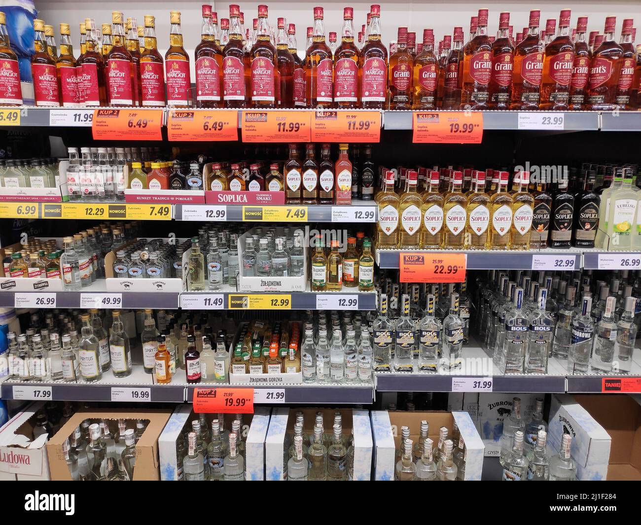 VARSOVIE, POLOGNE - 27 NOVEMBRE 2021 : prix de l'alcool dans un supermarché  Lidl à Varsovie, Pologne. Lidl est présent dans 29 pays européens, avec  plus de 6 Photo Stock - Alamy