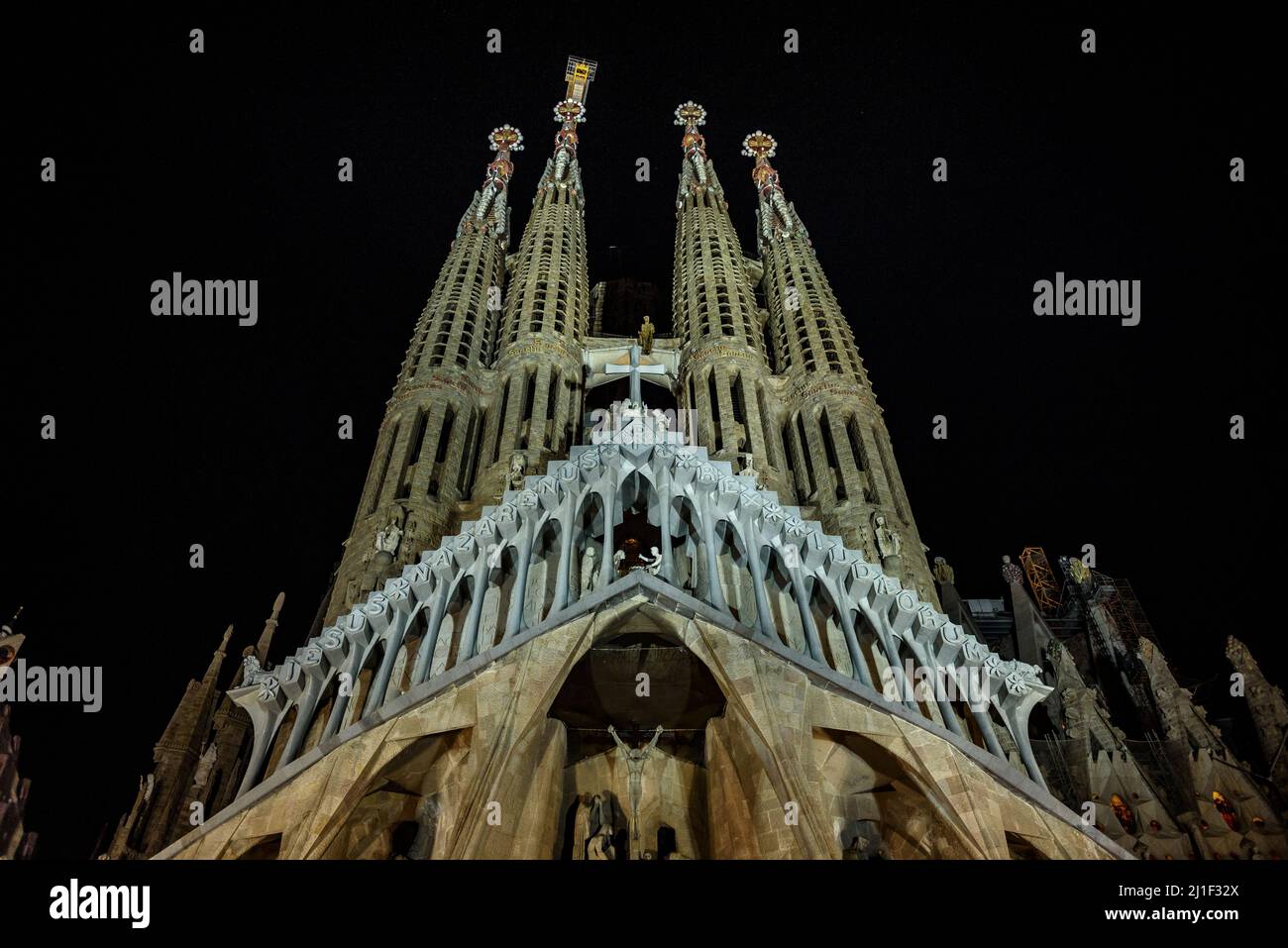 Façade passion illuminée la nuit dans la Sagrada Familia (Barcelone, Catalogne, Espagne) ESP: Fachada de la Pasión de noche en la Sagrada Familia, BCN Banque D'Images