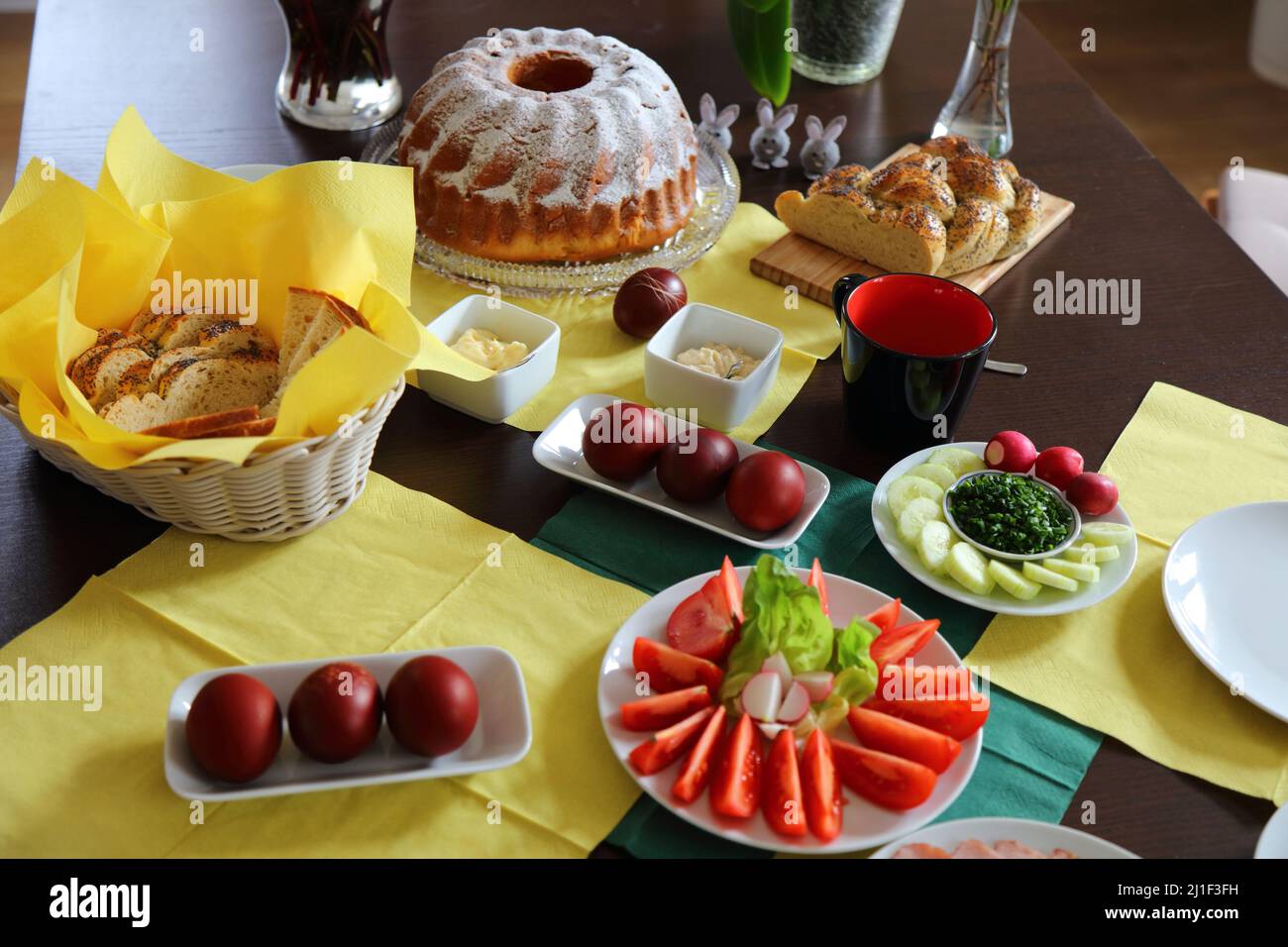 Table de petit déjeuner de Pâques en Pologne. Les aliments de Pâques en Europe. Pâques en Pologne - Wielkanoc. Banque D'Images