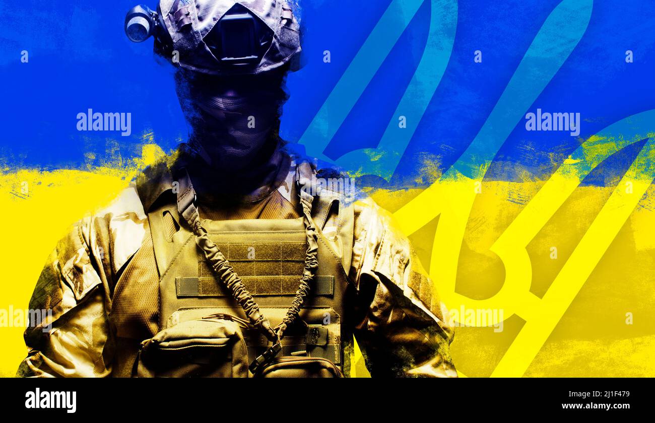 Photo d'un militaire ukrainien entièrement équipé, portant un gilet de protection et un uniforme de casque, sur fond de drapeau national et de trident. Banque D'Images
