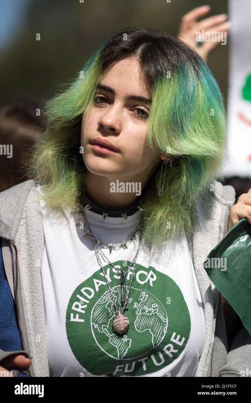 Rome, Italie. 25th mars 2022. Aujourd'hui, les vendredis pour la future Rome - soutenus par divers autres organisations et mouvements environnementalistes - ont organisé une manifestation dans le centre de Rome, appelée grève mondiale pour le climat. Le but de ce rassemblement était d'appeler le Gouvernement italien et tous les gouvernements du monde à agir pour un plan, des investissements et des politiques immédiats contre les changements climatiques et la crise climatique qui en résulte. Banque D'Images