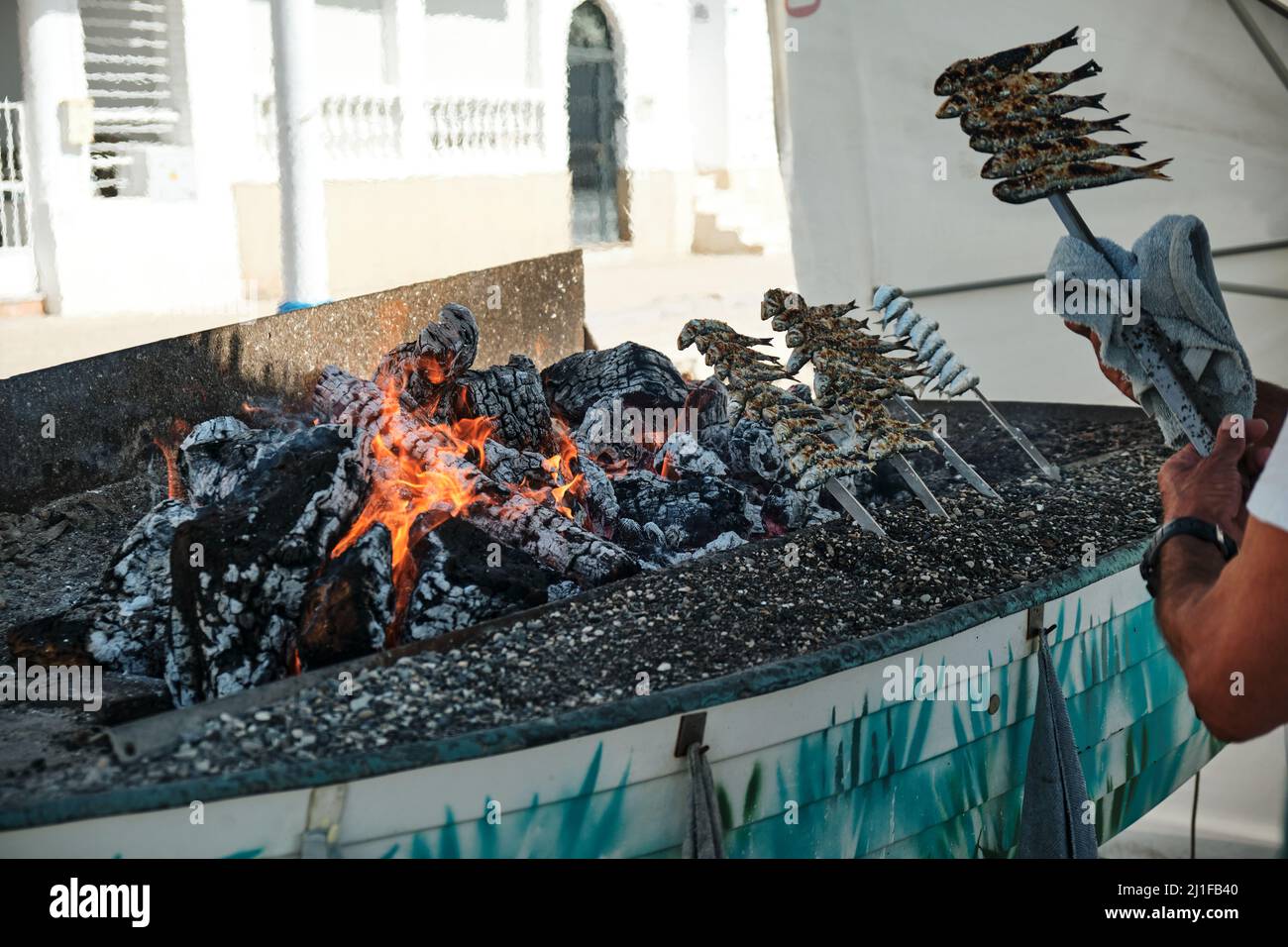 Empers de flammes pour cuire une brochette de sardine à Malaga, Espagne Banque D'Images