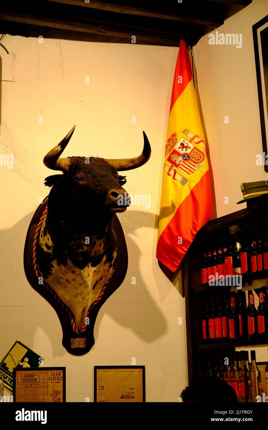 La tête de Bull comme un trophée de tauromachie à côté d'un drapeau espagnol verticalement. Espagne Banque D'Images