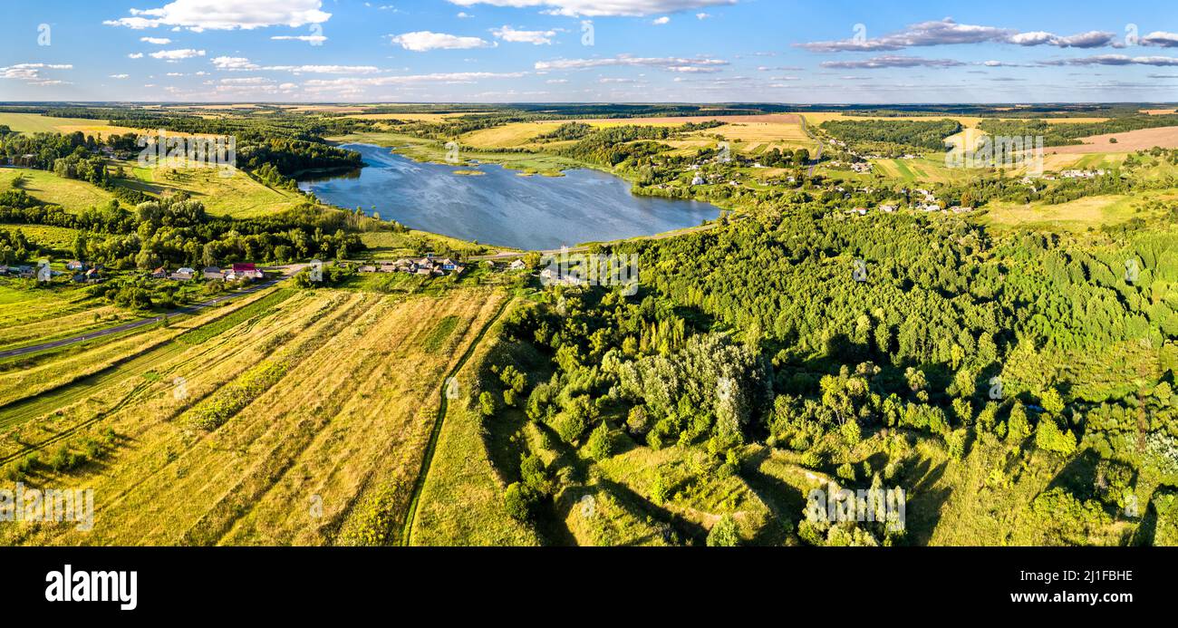Paysage aérien de Tchernozemye russe. Village de Nijni Vablya, région de Kursk Banque D'Images
