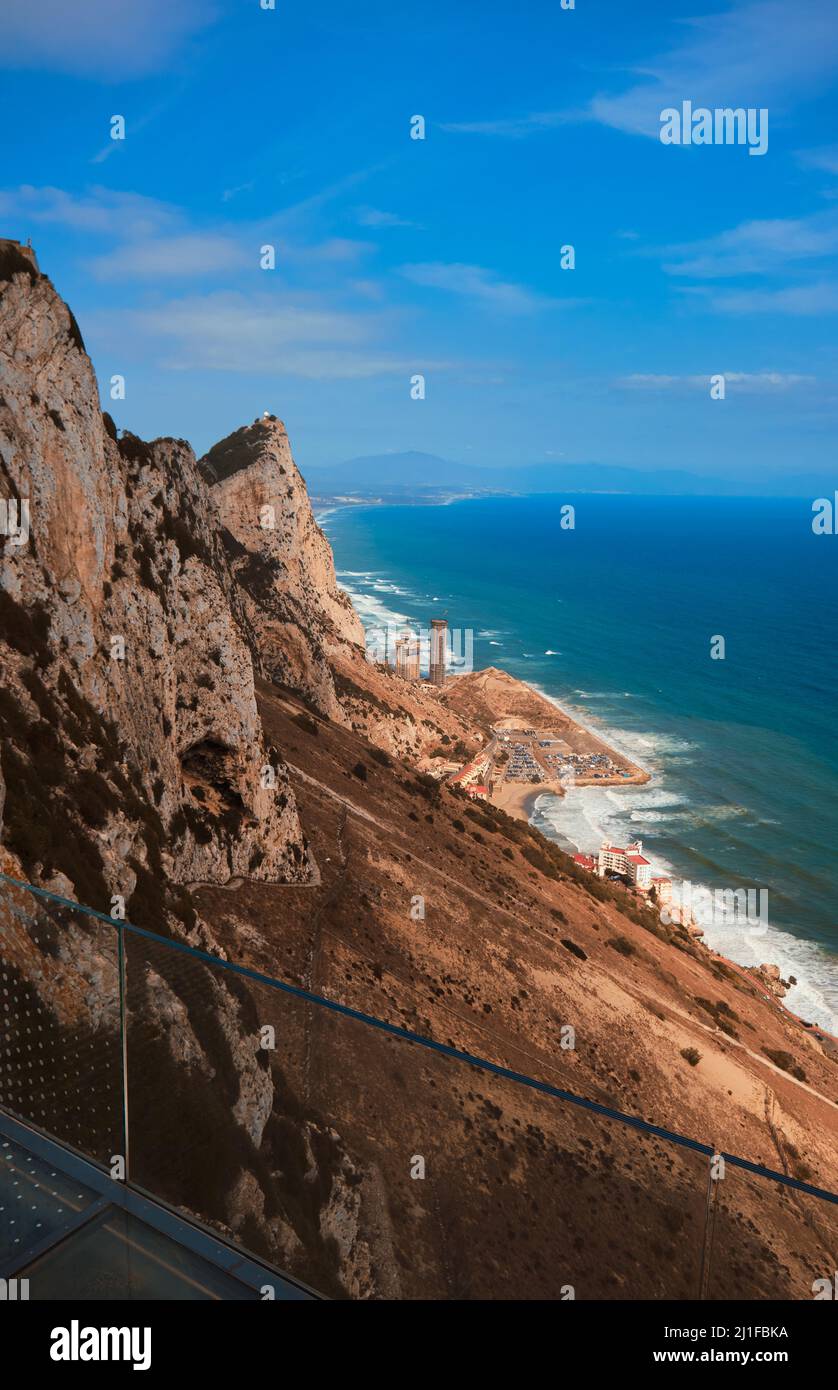 Paysage rocheux dans la roche de la réserve naturelle de Gibraltar, verticalement Banque D'Images