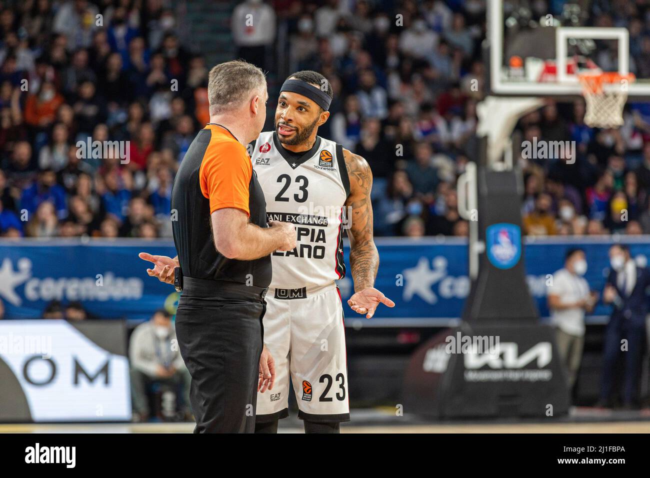 Istanbul, Turquie. 24th mars 2022. Malcolm Delaney (R) de l'AX Armani Exchange Milan vu pendant la ronde 32 de la saison régulière EuroLeague 2021/2022 de Turkish Airlines au dôme Sinan Erdem. Score final; Anadolu Efes 77:83 Milan. Crédit : SOPA Images Limited/Alamy Live News Banque D'Images