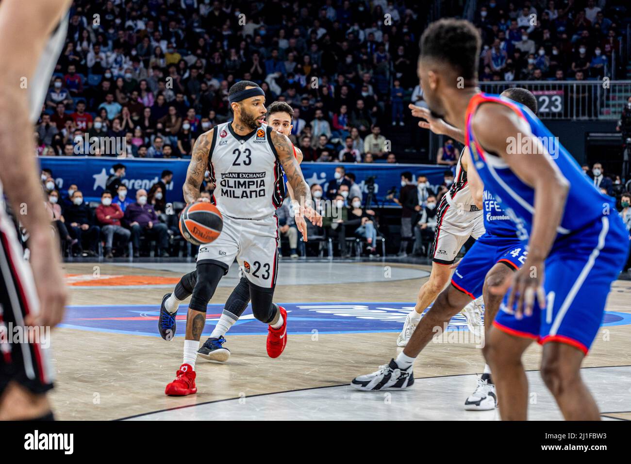 Istanbul, Turquie. 24th mars 2022. Malcolm Delaney (No.23) d'AX Armani Exchange Milan en action pendant la série 32 de la saison régulière EuroLeague 2021/2022 de Turkish Airlines au dôme Sinan Erdem. Score final; Anadolu Efes 77:83 Milan. Crédit : SOPA Images Limited/Alamy Live News Banque D'Images