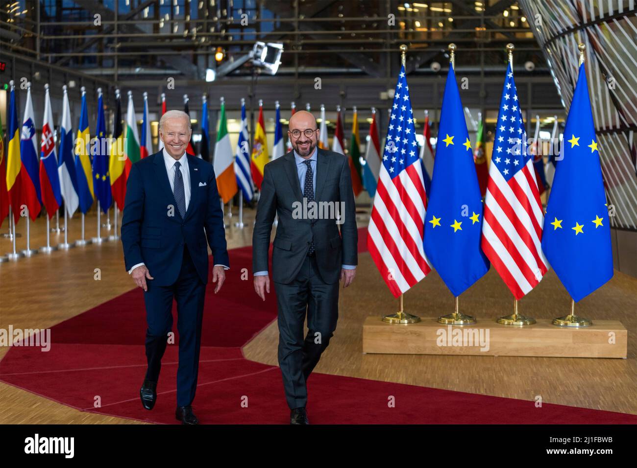 Bruxelles, Belgique. 24th mars 2022. Le président américain Joe Biden, marche avec le président du Conseil européen Charles Michel, à droite, lors de la réunion d'urgence des G7 nations au siège de l'OTAN, le 24 mars 2022 à Bruxelles, Belgique. Biden espère que les nations alliées continueront à augmenter la pression sur la Russie alors que l'Ukraine marque un mois depuis l'invasion. Crédit : Adam Schultz/White House photo/Alay Live News Banque D'Images