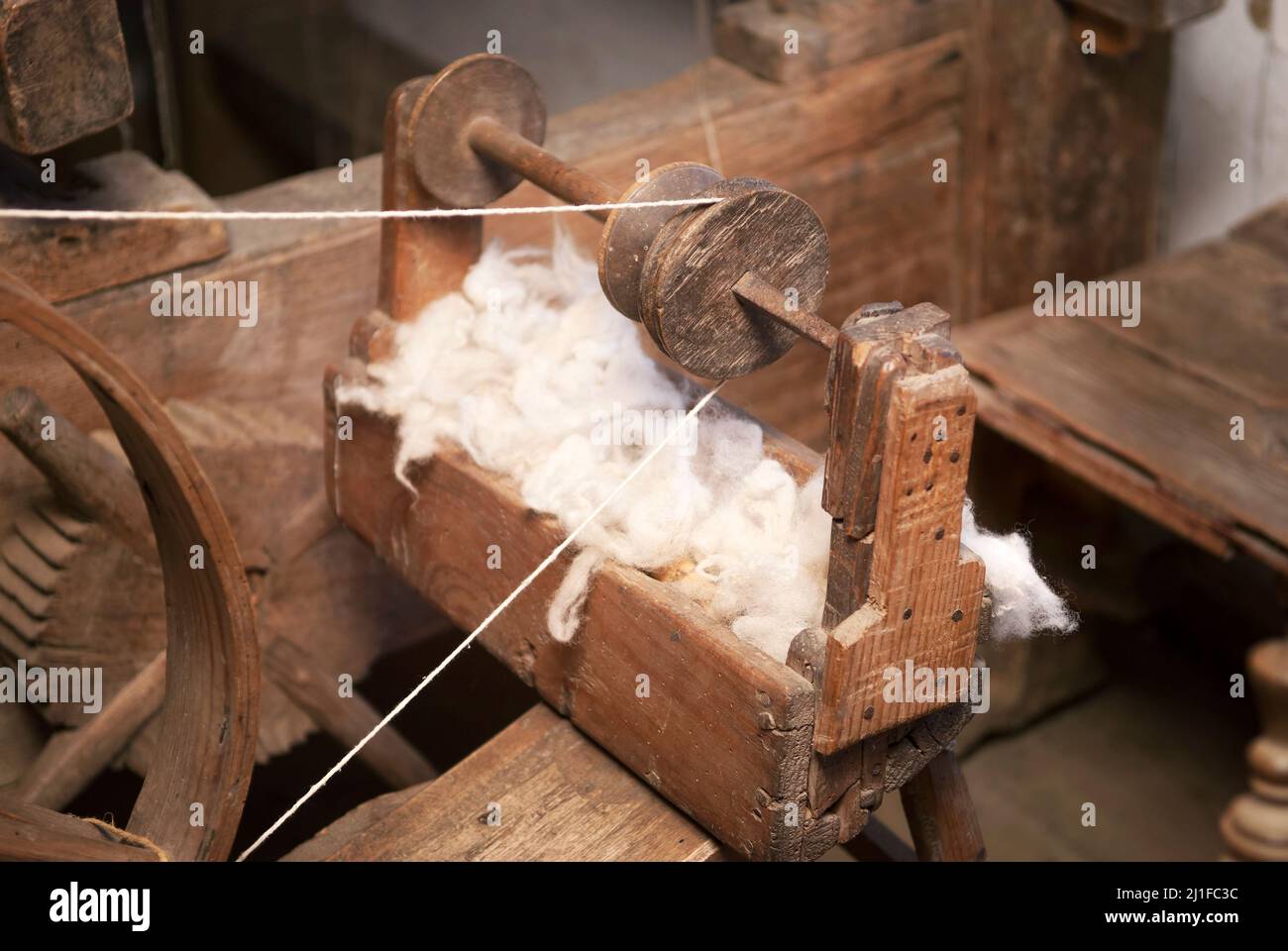Roue de rotation traditionnelle vintage, distaff avec fil en bois intérieur de maison. Faible profondeur de champ. SDF. Banque D'Images