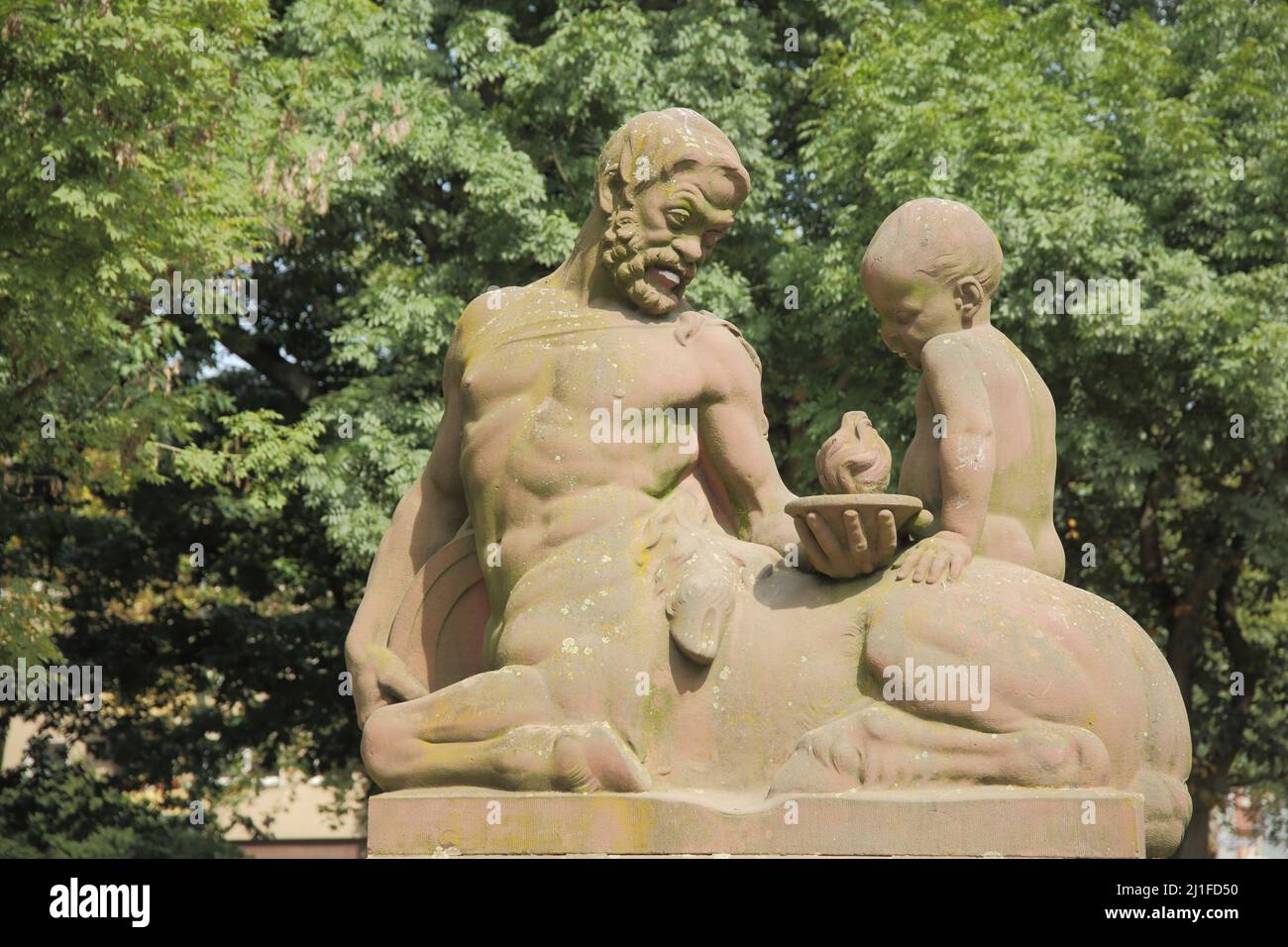 Centaur avec enfant à la fontaine obélisque de la Kurfürstendamm à Francfort, Hesse, Allemagne Banque D'Images