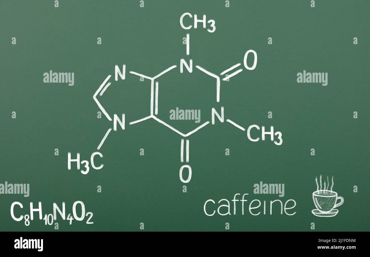 Formule chimique structurale de la caféine tirée sur le tableau noir. Isolé sur fond de planche scolaire Banque D'Images