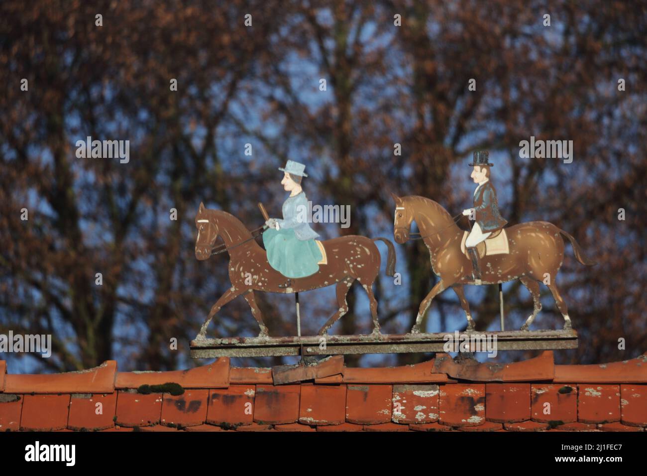 Deux cavaliers historiques sur la crête du toit du Rettershof à Taunus, Hesse, Allemagne Banque D'Images