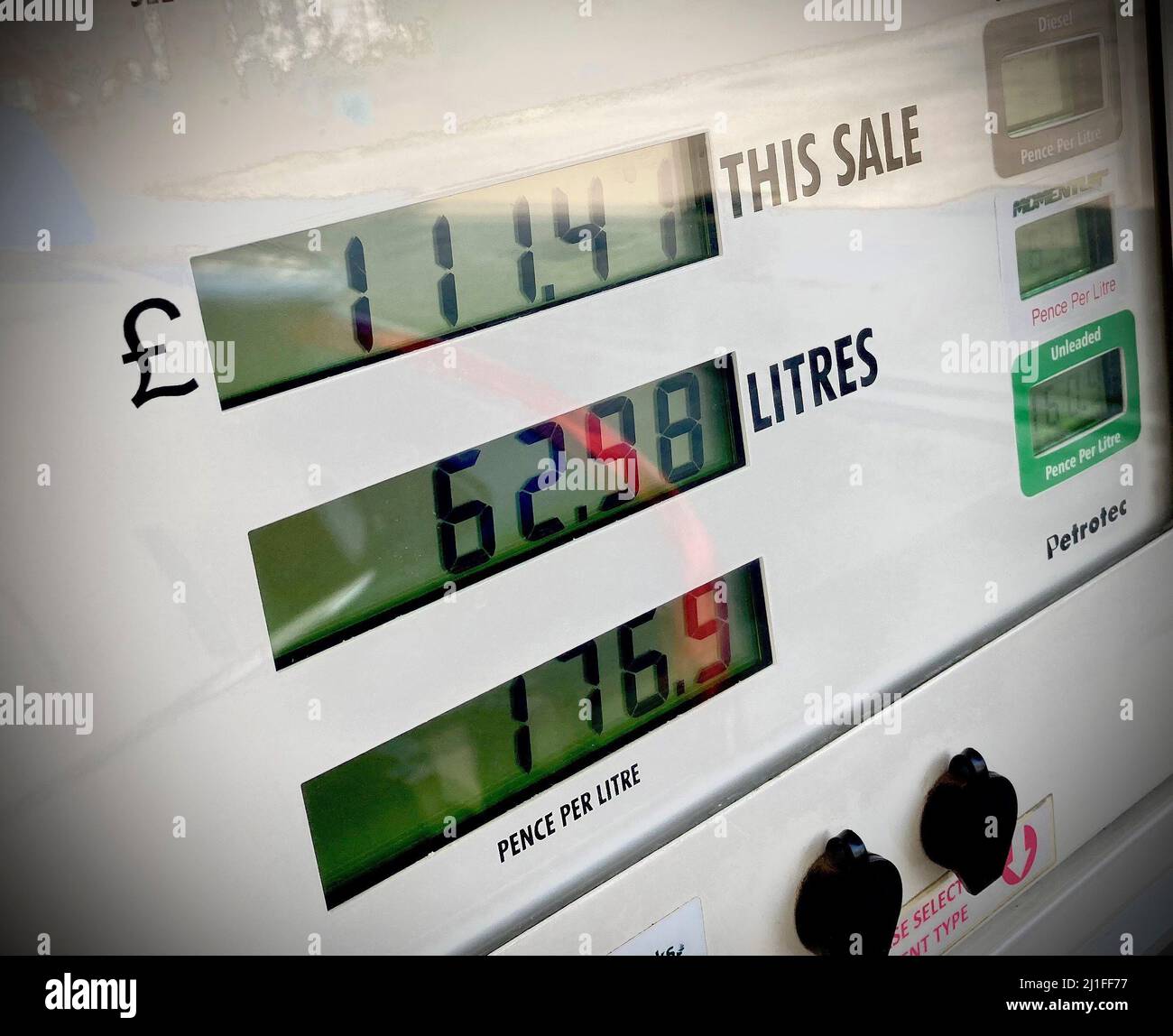 Le prix d'un réservoir de carburant après le budget du printemps 24 mars 2022 Deisel à £176,9 le litre dans la superboutique de Saffron Walden Tesco….£11,41 pour remplir une Volvo XC 60 Banque D'Images