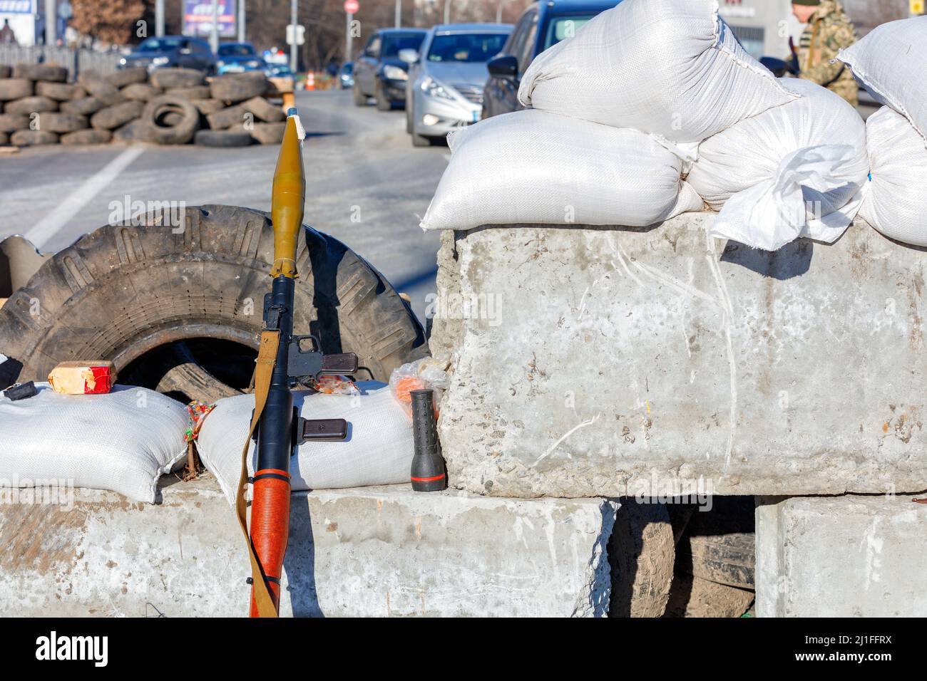 Un lance-grenade antichar sur fond de point de contrôle en béton armé construit sur une rue de la ville de Kiev. Banque D'Images