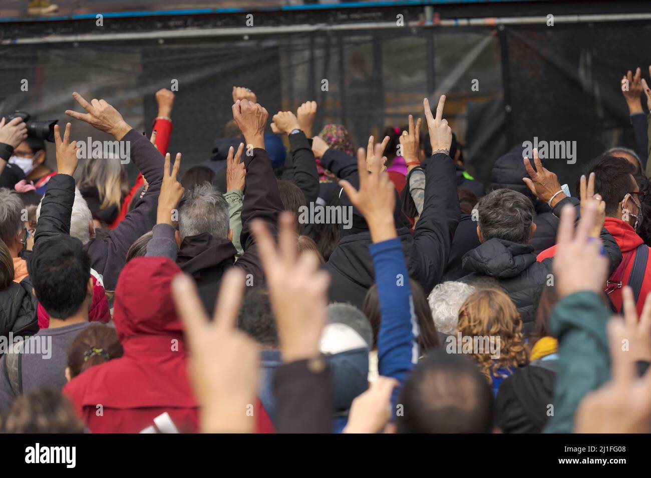 Les personnes qui ont assisté à la marche du jour du souvenir pour la vérité et la justice manifestent devant la scène à Buenos Aires, en Argentine, le 24 mars 2022. (Photo par Esteban Osorio/Pacific Press/Sipa USA) Banque D'Images