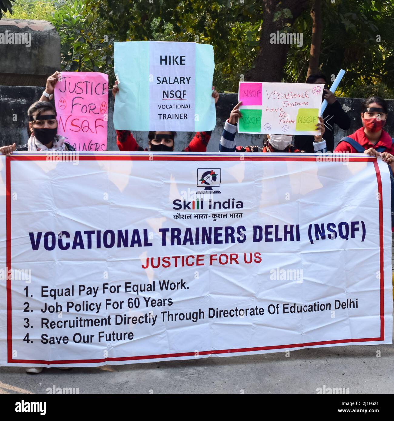New Delhi, Inde décembre 25 2021 : Delhi personnel enseignant contractuel avec des affiches, des drapeaux et des graffitis protestant contre le gouvernement de l'AAP de Delhi pour ma Banque D'Images
