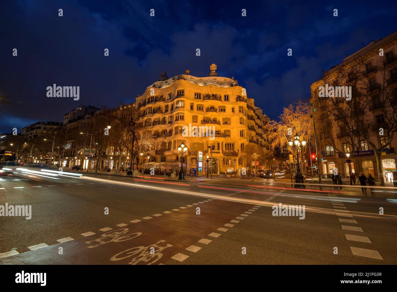 Casa Milà (la Pedrera) au coucher du soleil, crépuscule et heure bleue sur le Passeig de Gracia à Barcelone (Catalogne, Espagne) ESP: La Casa Milà al atardecer (BCN) Banque D'Images