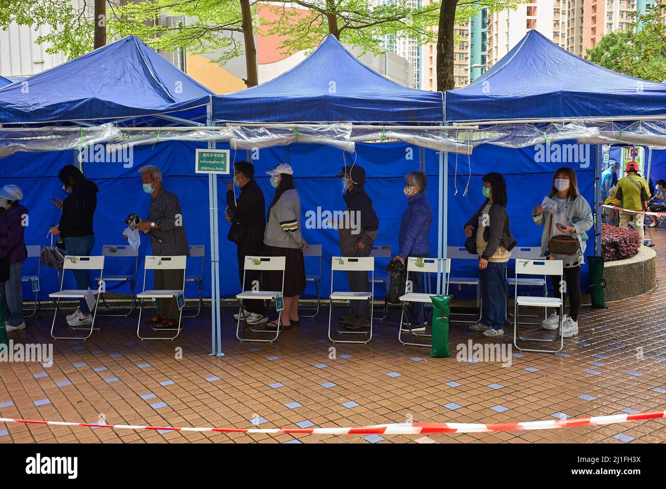 Hong Kong, Chine. 25th mars 2022. Les gens attendent de recevoir leur deuxième dose du vaccin Pfizer-BioNTech COVID-19 dans une station mobile de vaccination à Tin Shui Wai à Hong Kong. Crédit : SOPA Images Limited/Alamy Live News Banque D'Images