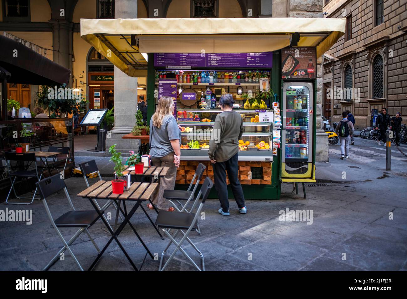 Couple vendant un sandwich bio avec lampredotto, une tripe typique de la cuisine de rue florentine, en face d'un kiosque dans le centre de Florence, via Port Banque D'Images