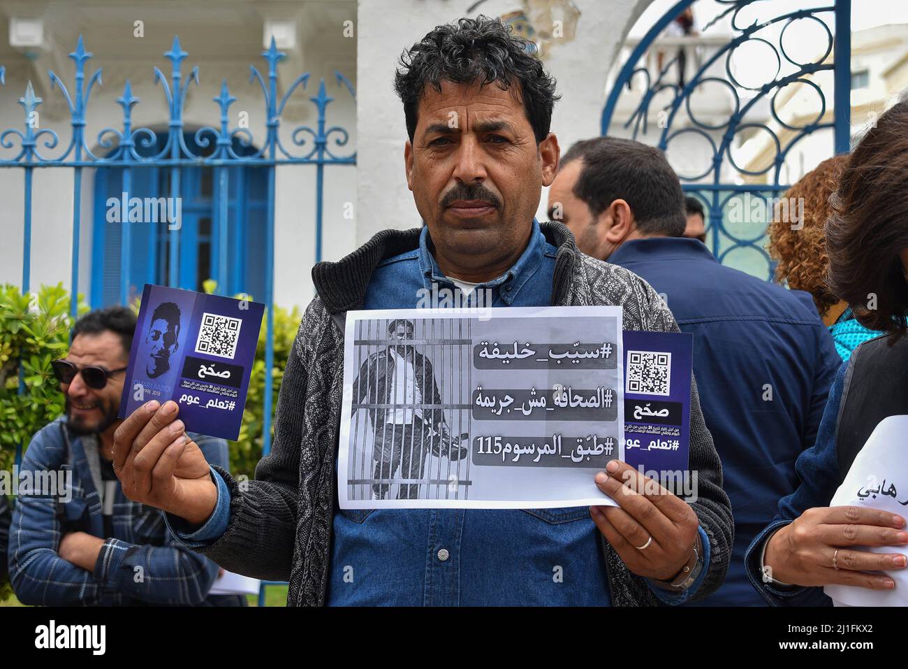 Tunis, Tunisie. 25th mars 2022. Yassin Al Qasmi, frère du journaliste  détenu, Khalifa Al Qasmi, détient un écriteau exprimant son opinion lors de  la manifestation. Un certain nombre de journalistes et de