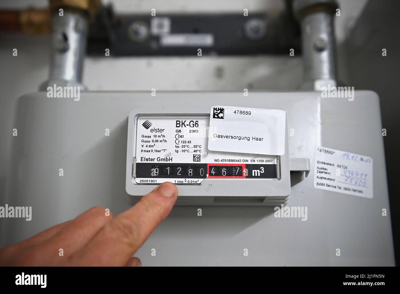 Connexion de gaz avec compteur de gaz dans le sous-sol d'un bâtiment résidentiel. Banque D'Images