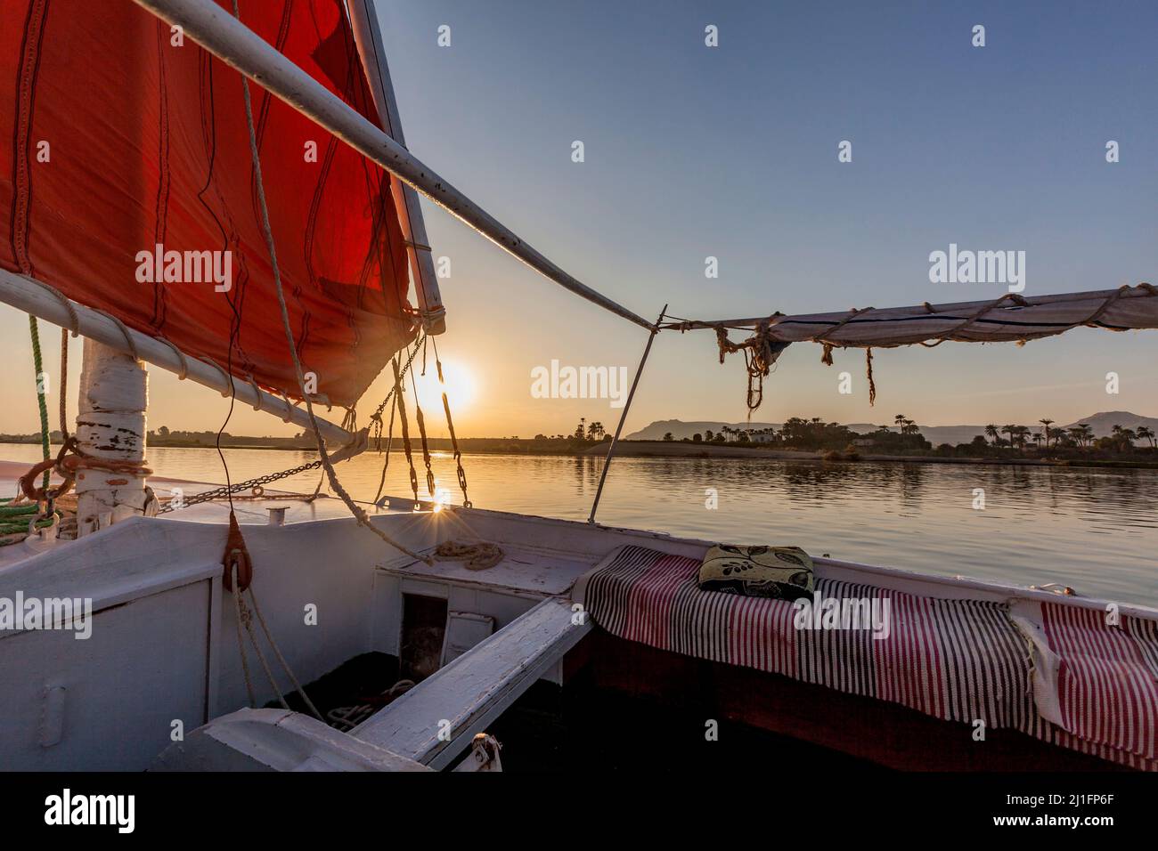 Felucca amarré sur le Nil, Louxor Banque D'Images