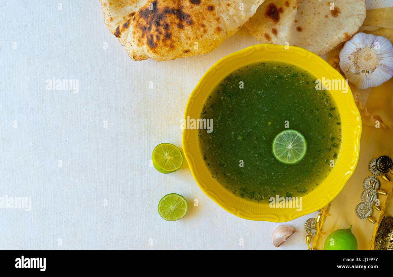 Soupe égyptienne Molokhia étagée à plat avec espace de copie Banque D'Images