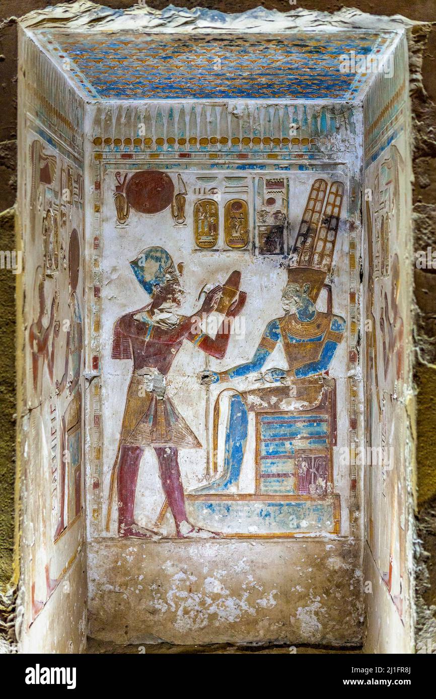 Le roi Seti I et Amun-Ra représentés dans une niche dans le Grand Temple d'Abydos, en Égypte Banque D'Images