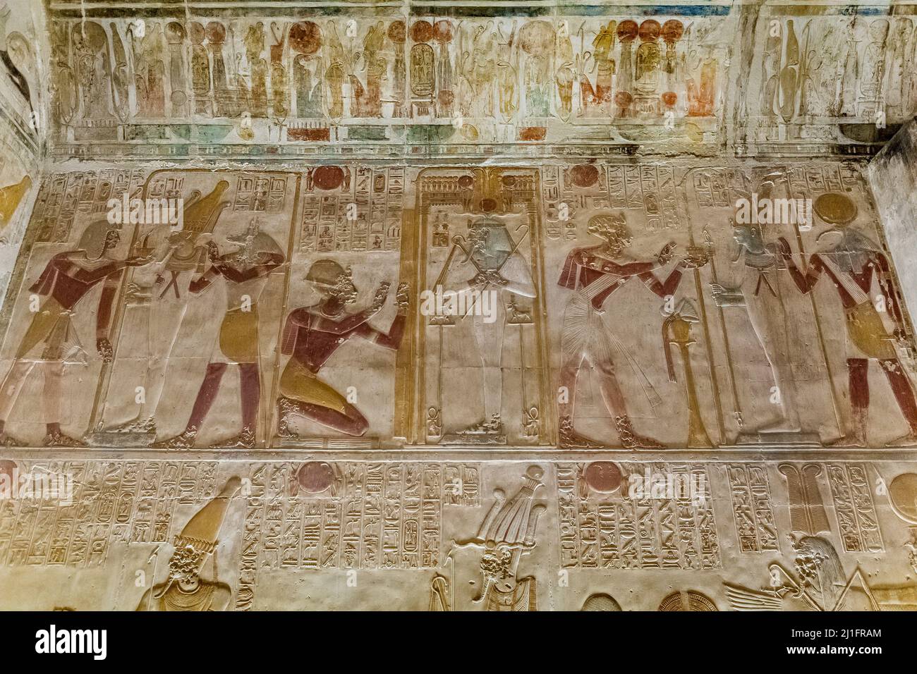 Ancienne chapelle égyptienne dans le Grand Temple d'Abydos, avec le roi Seti I avec les divinités Thoth, Osiris et Wepwawet Banque D'Images
