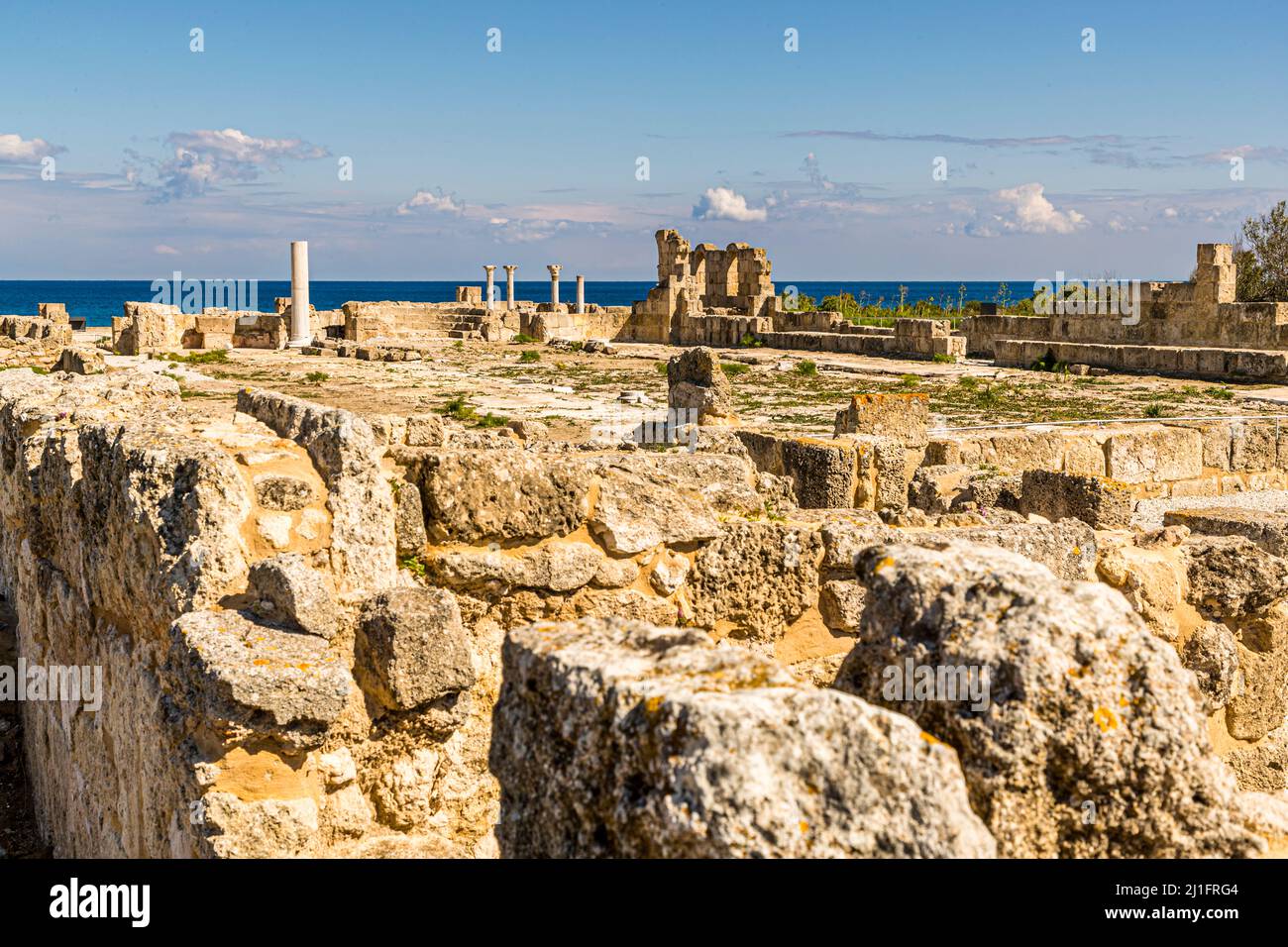 La basilique présumée de Kampanopetra s'élève ici avec des colonnes de marbre blanc et des restes d'arches au-dessus de la côte de Salamis, près de Yeni Boğaziçi, Chypre du Nord. La basilique chrétienne primitive a été construite au IVe siècle après J.-C. dans une position proéminente près du port antique. Banque D'Images