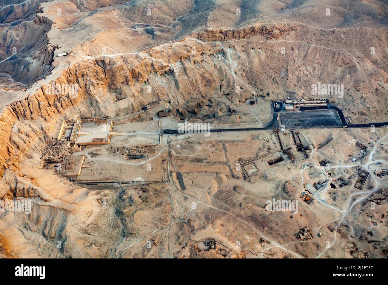 Temple mortuaire de Hatshepsut, près de Deir al-Bahri, vu des airs Banque D'Images