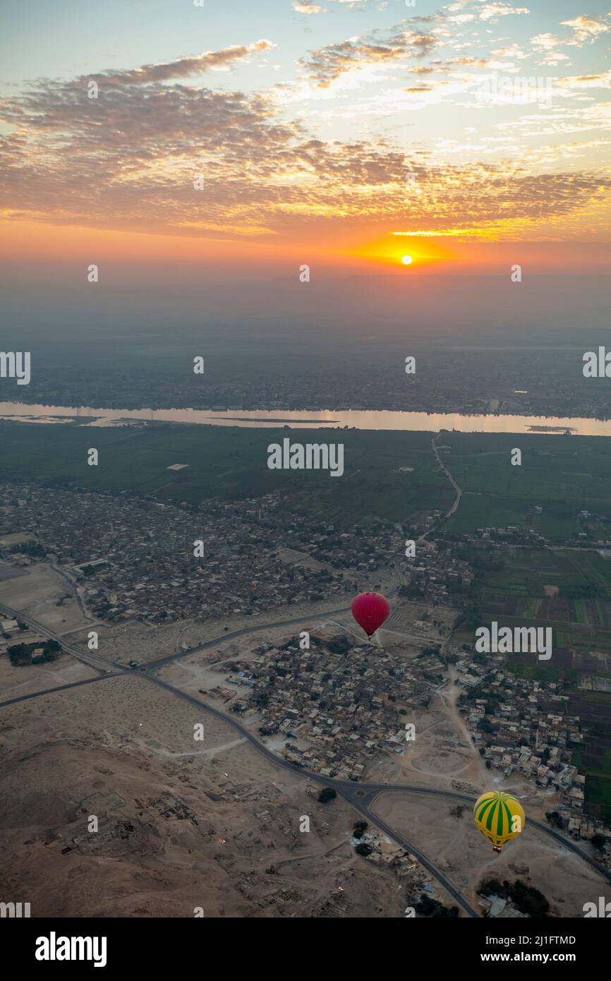 Coucher de soleil sur le Nil avec ballons d'air chaud Banque D'Images