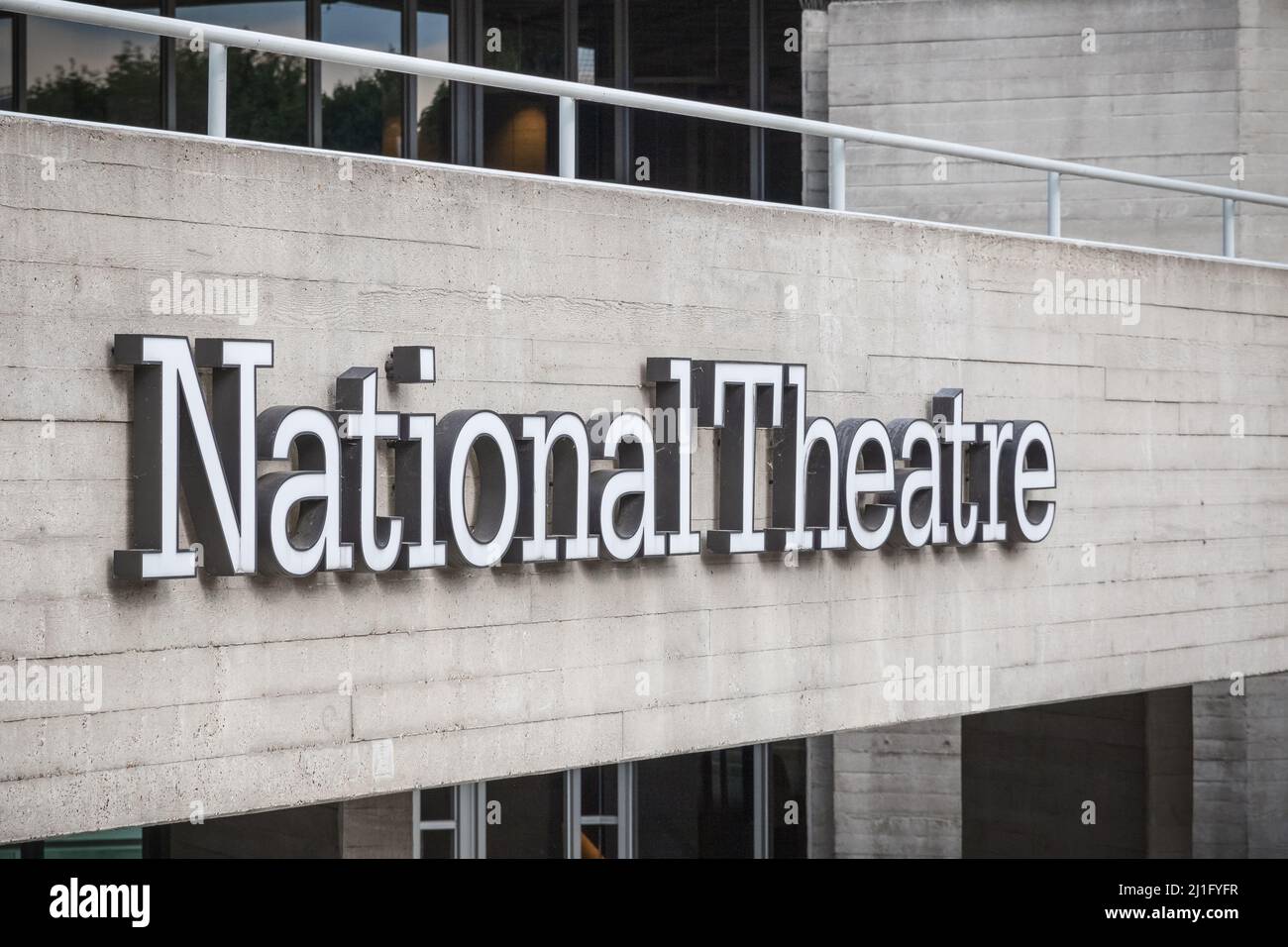 Londres, Royaume-Uni - 19 juillet 2021 - la signalisation et l'architecture brutaliste du National Theatre dans le quartier de South Bank Banque D'Images