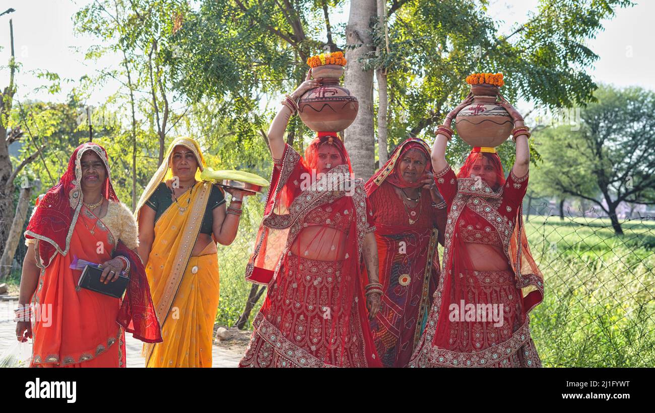 23 mars 2022 Reengus, Rajasthan, Inde. Les femmes indiennes traditionnelles tiennent Clay Kalash à la tête d'un festival hindou. Banque D'Images