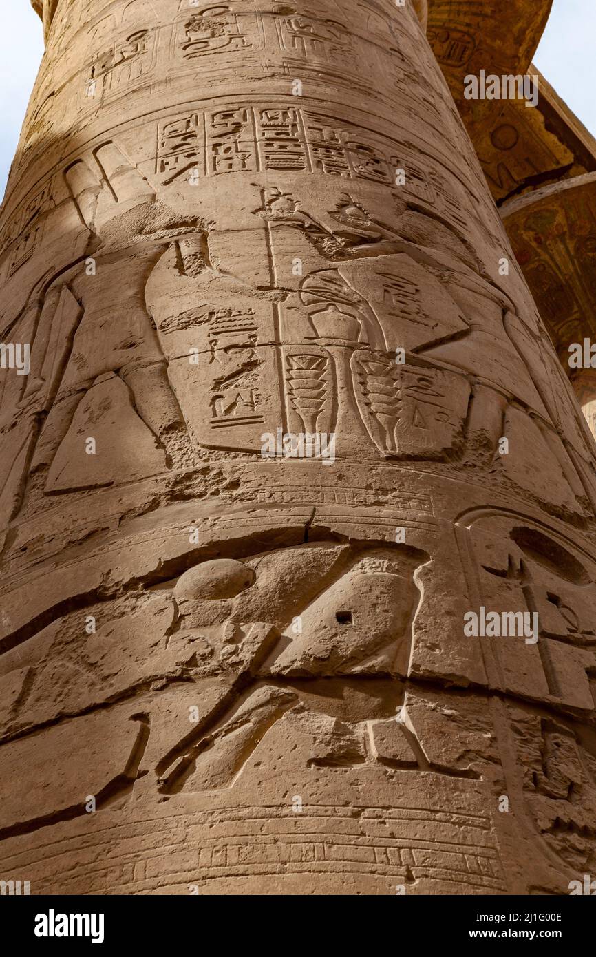 Inscriptions sculptées sur l'un des piliers gigantesques de la Grande salle Hypostyle de Karnak Banque D'Images