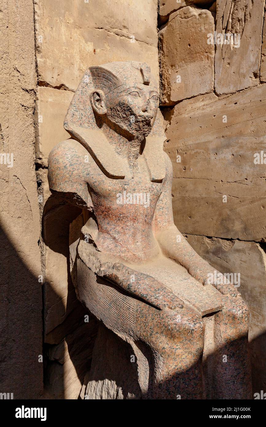 Statue assise de Pharaon, Thutmose III, dans la salle des fêtes de Karnak, Louxor Banque D'Images
