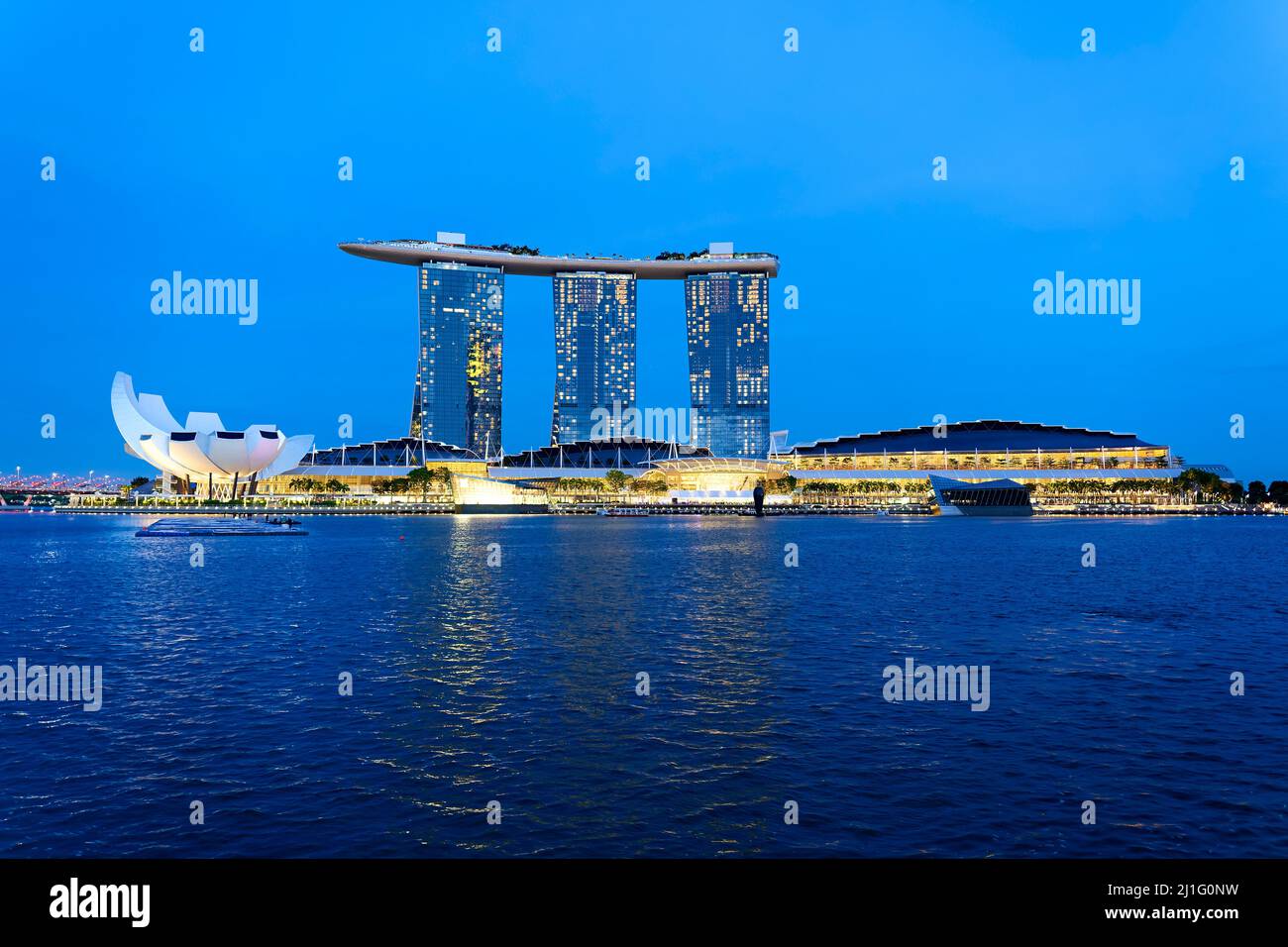 Singapour. Marina Bay. Le Merlion. Marina Bay Sands Hotel au coucher du soleil Banque D'Images