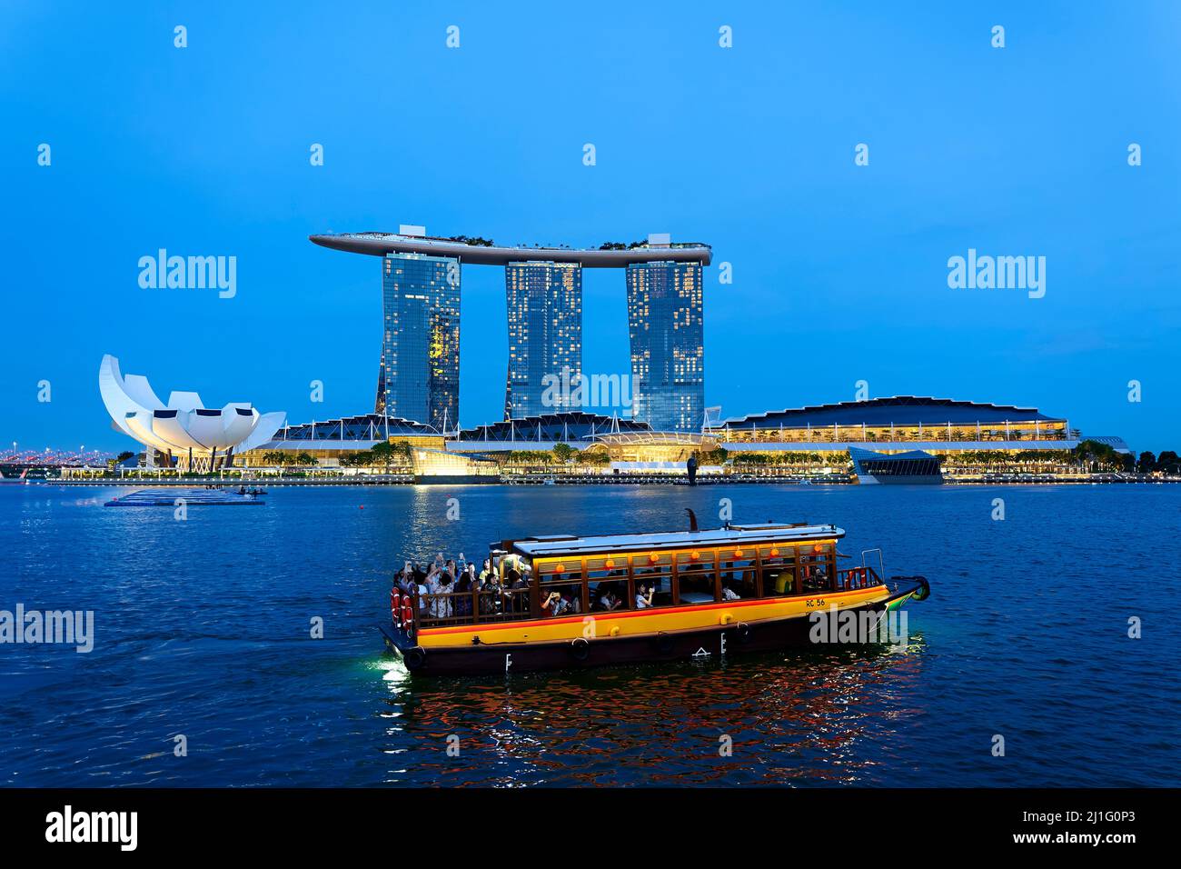 Singapour. Marina Bay. Le Merlion. Marina Bay Sands Hotel au coucher du soleil Banque D'Images