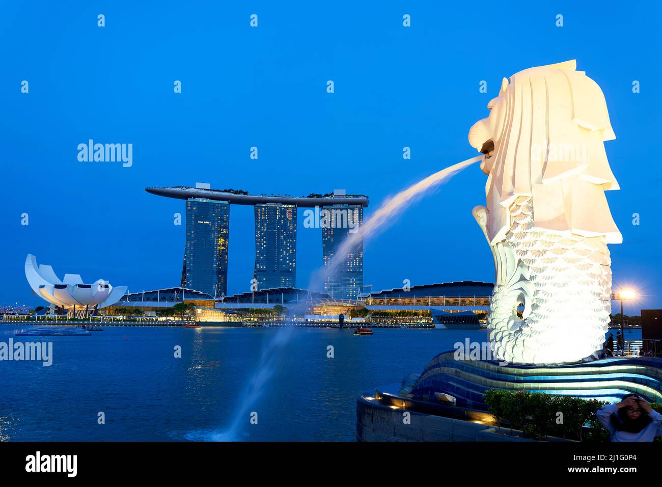 Singapour. Marina Bay. Le Merlion. Marina Bay Sands Hotel au coucher du soleil Banque D'Images