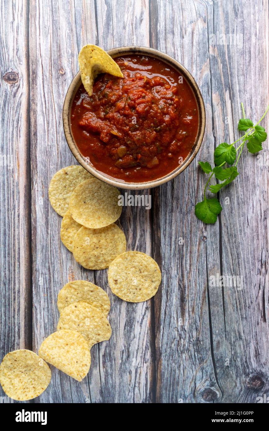 Croustilles tortilla et sauce salsa sur un plateau bleu Banque D'Images