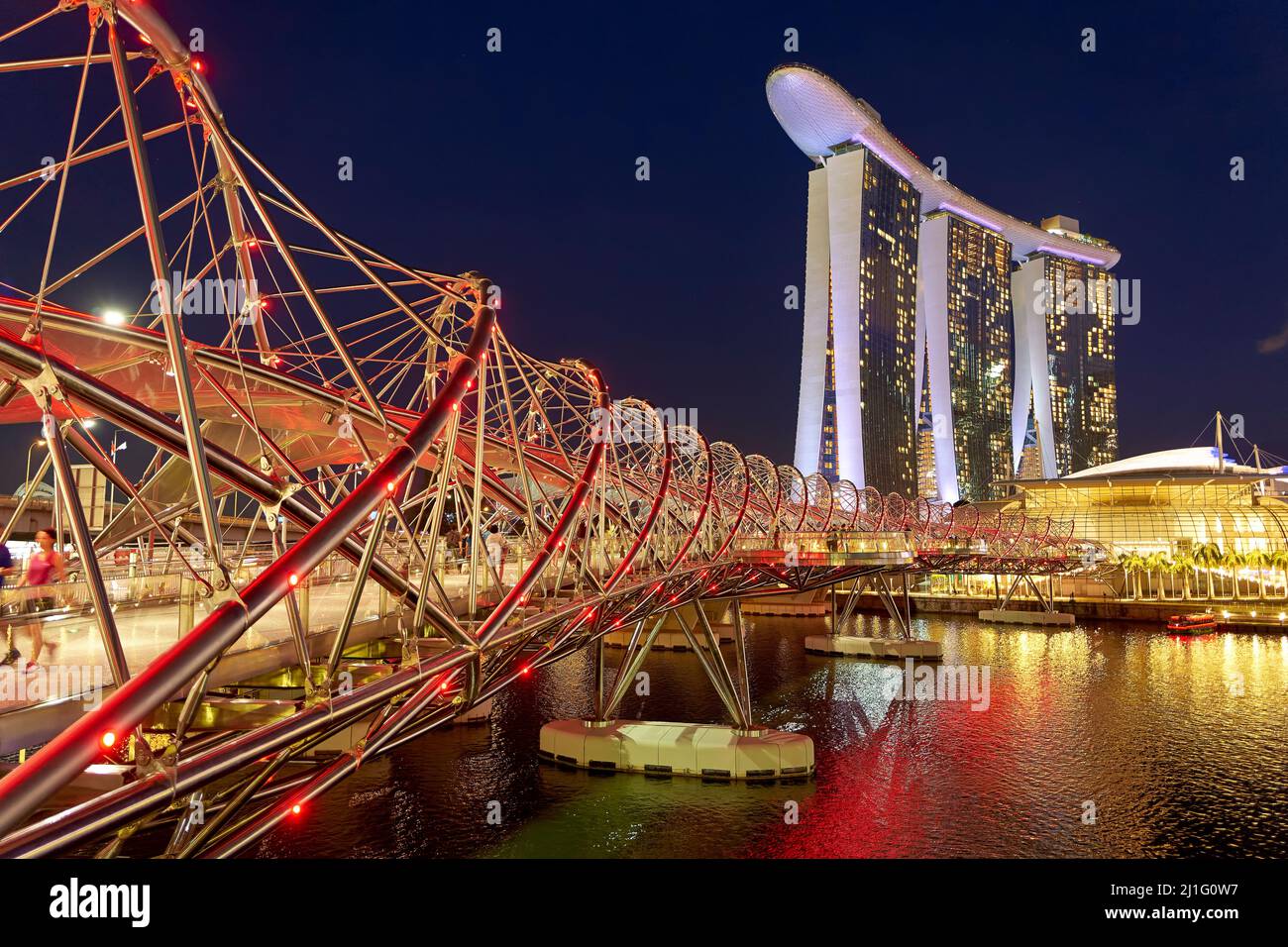 Singapour. Marina Bay Sands Hotel au coucher du soleil. Pont hélicoïdal Banque D'Images