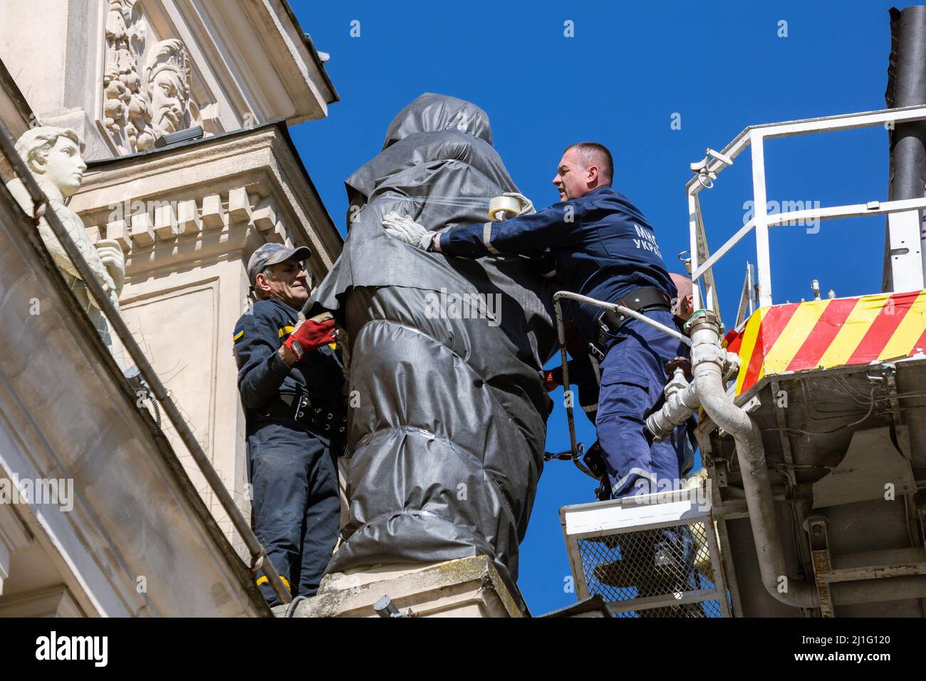 LVIV, UKRAINE - 21 mars 2022: Protéger les sculptures de la façade de l'Opéra national de Lviv contre les dommages dus à des bombardements possibles, les sauveteurs de Th Banque D'Images
