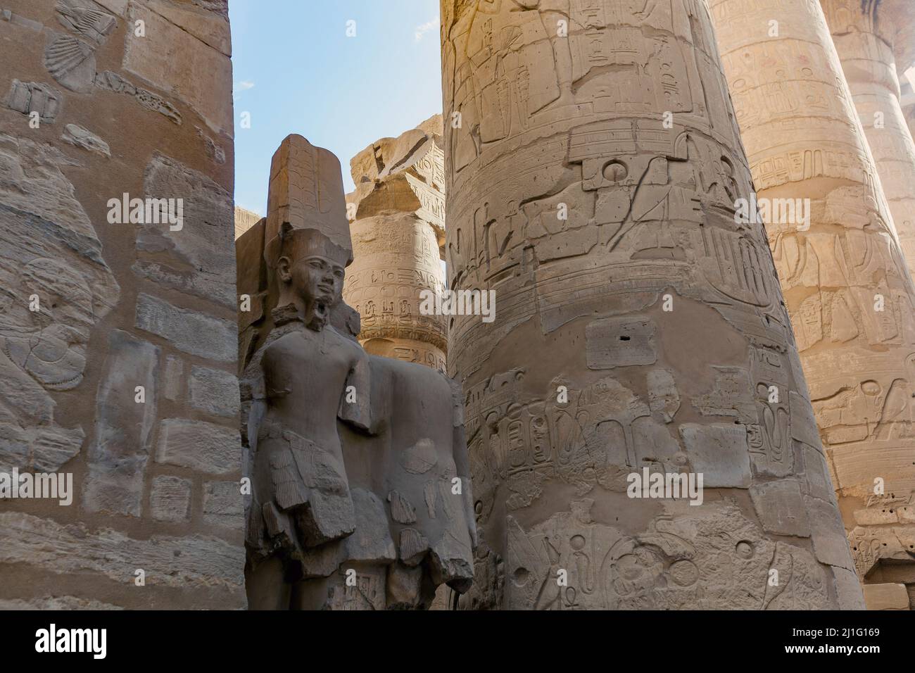 Vestiges de la statue du Dieu Amun Ra dans la grande salle Hypostyle à Karnak Banque D'Images