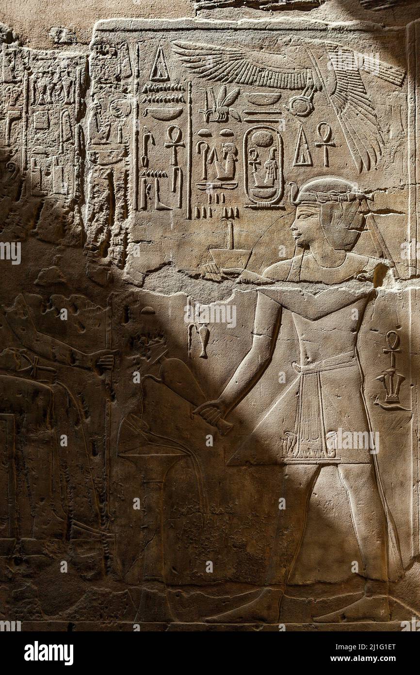 Bas relief mur sculptures de Ramses II faire des offrandes, Temple de Louxor Banque D'Images