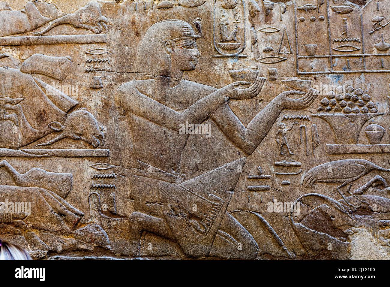 Bas relief mur sculptures de Ramses II faire des offrandes, Temple de Louxor Banque D'Images