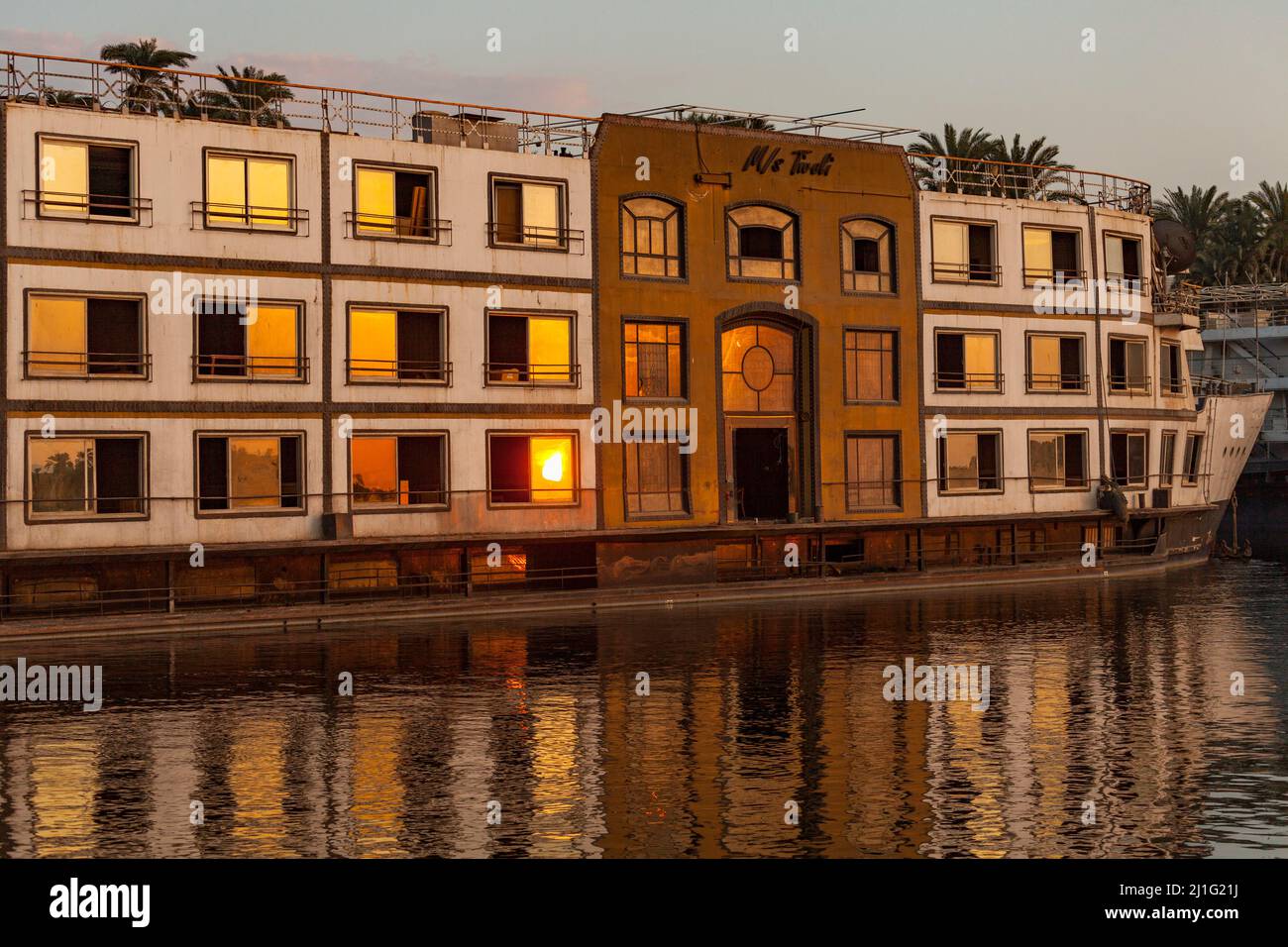 Bateau de croisière inutilisé amarré sur le Nil, Louxor Banque D'Images