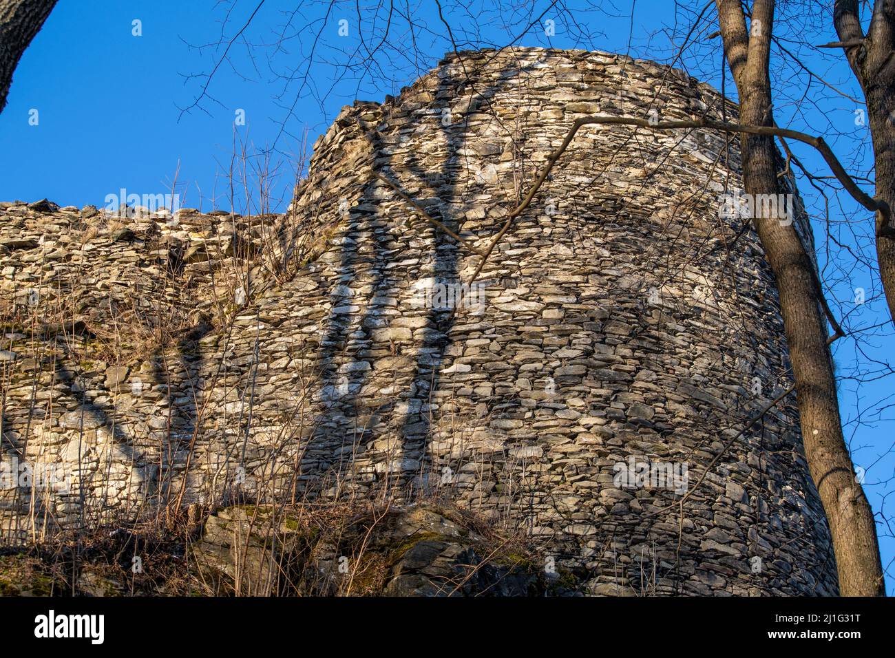vestiges d'un mur d'une ancienne forteresse en ruines Banque D'Images
