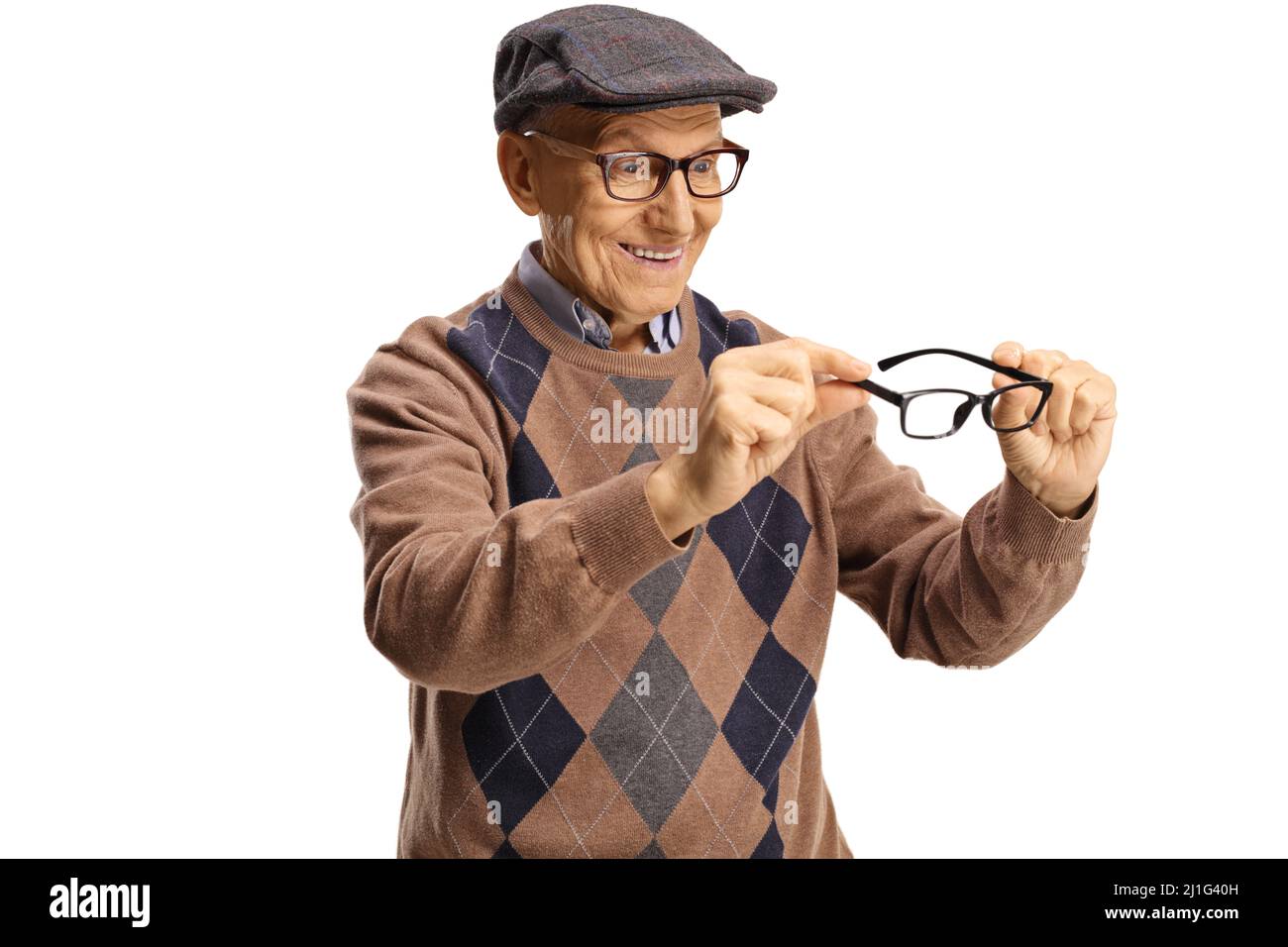 Retraité mâle essayant des paires de lunettes isolées sur fond blanc Banque D'Images