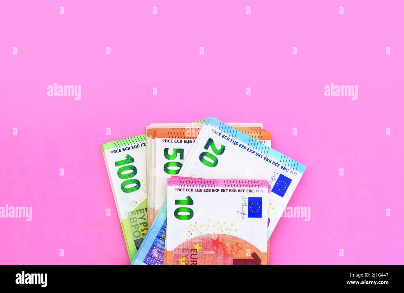 Paquet de billets en euros sur fond rose. Monnaie européenne, affaires, finances Banque D'Images Paquet de billets en euros sur fond rose. Monnaie européenne, affaires, finances Banque D'Images